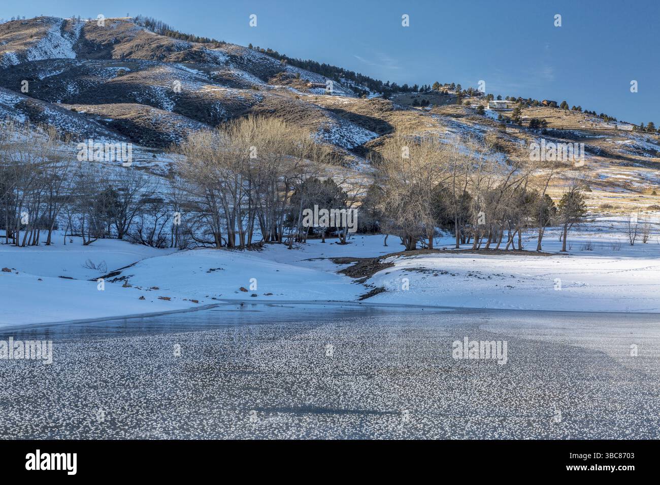 Frozen Horsetooth Reservoir et Lory State Park au coucher du soleil d'hiver, Fort Collins, Colorado Banque D'Images
