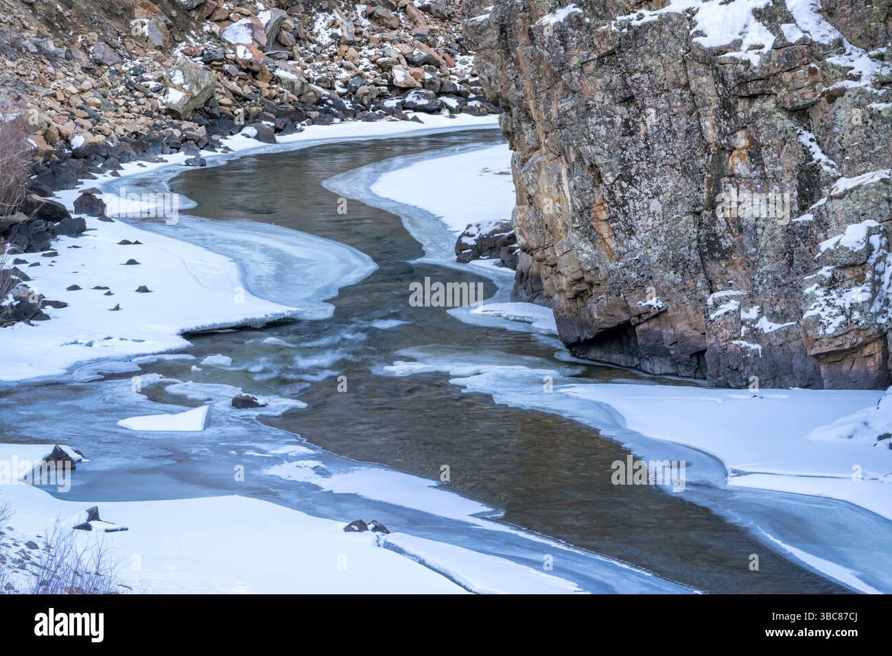 Rivière de montagne dans le paysage hivernal - rivière cache la poudre dans le nord du Colorado Banque D'Images