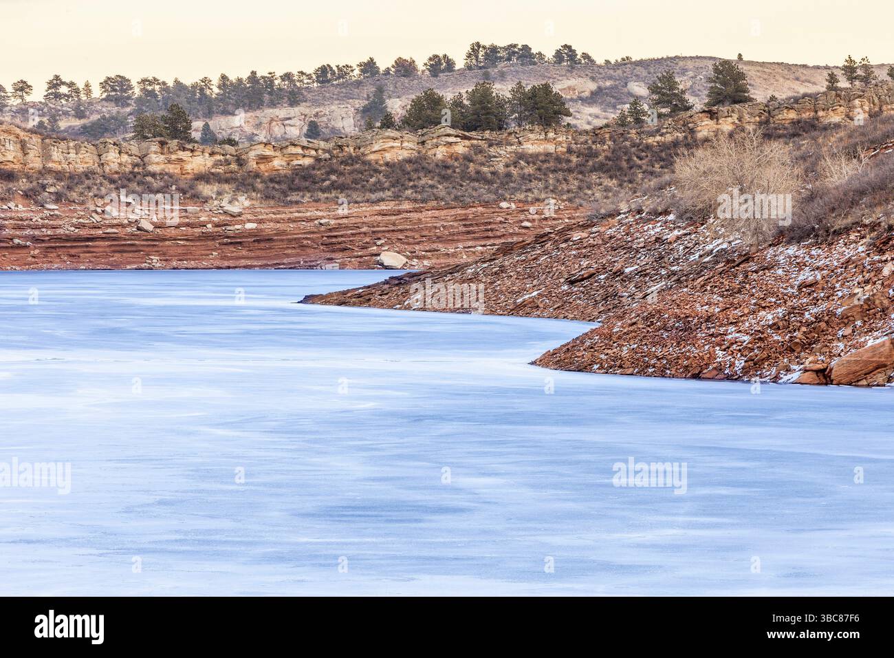 Lac gelé avec falaises rouges - réservoir Horsetooth près de Fort Collins, Colorado Banque D'Images