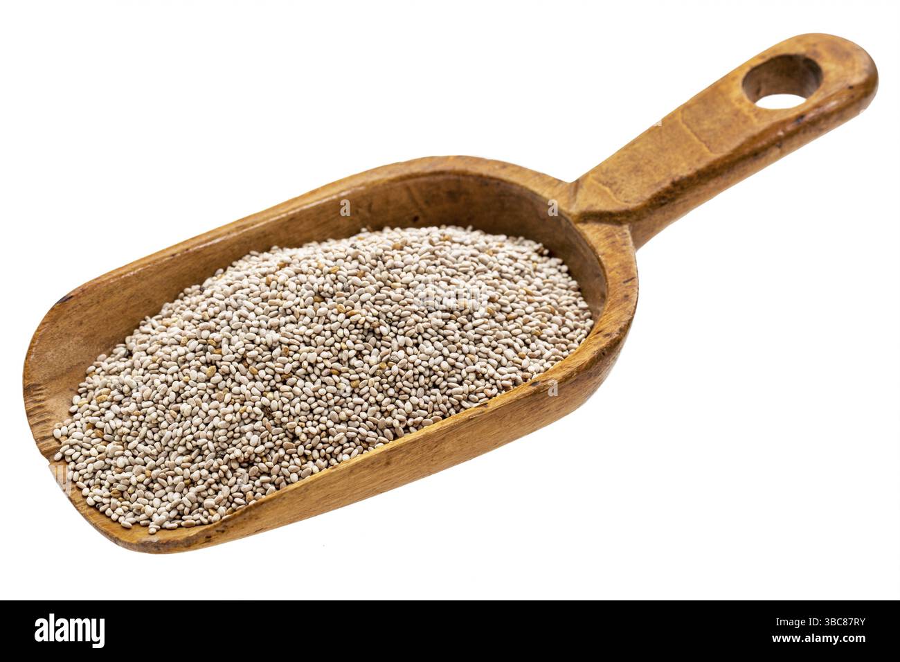 Graines de chia blanches sur une pelle en bois rustique, isolée sur blanc Banque D'Images