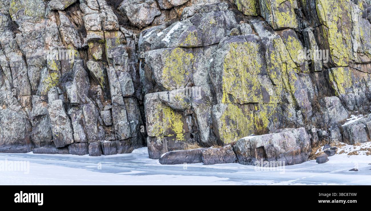 Vue panoramique de la rivière gelée et du canyon couvert par le lichen - rivière cache la poudre à Gateway près de Fort Collins, Colorado Banque D'Images