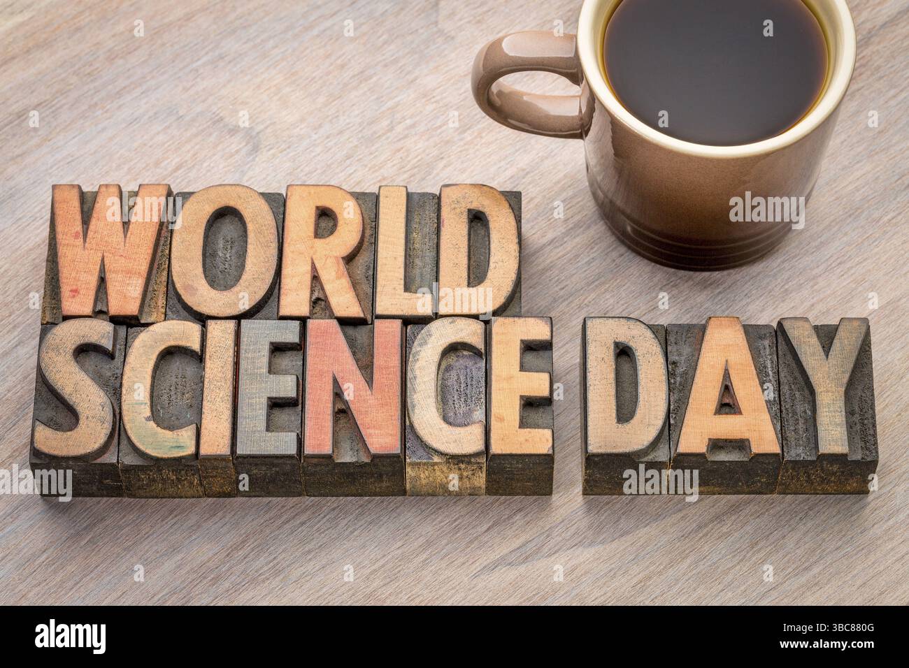 Journée mondiale de la science - mot abstrait en bois typographique vintage avec une tasse de café Banque D'Images