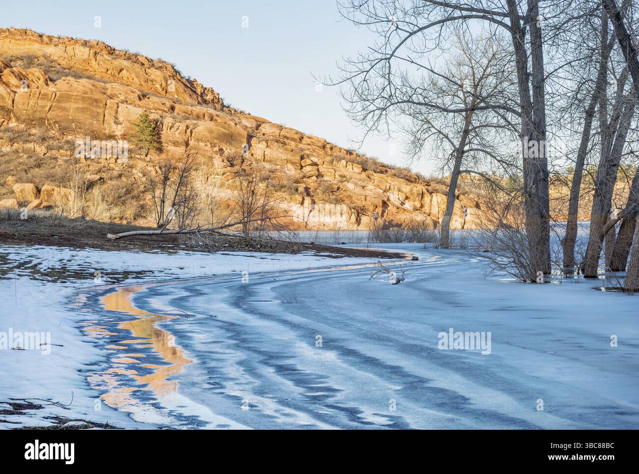 Falaise de grès et lac gelé - réservoir Horsetooth à Fort Collins, Colorado Banque D'Images
