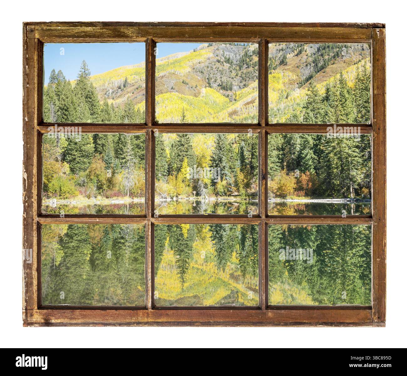 Lac de montagne avec des couleurs d'automne comme vu à travers vintage, grunge, fenêtre à guillotine avec verre sale Banque D'Images