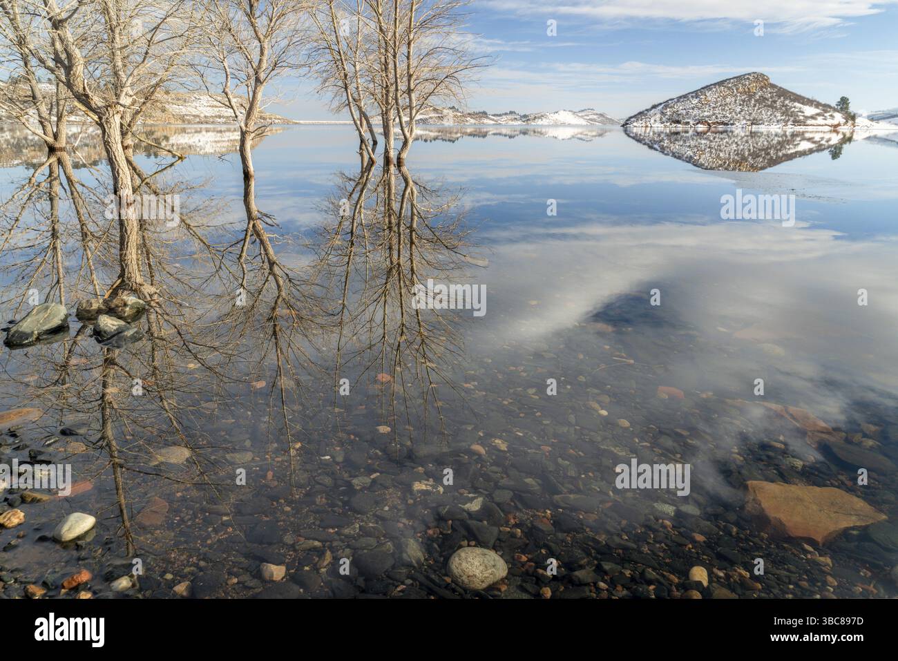 Lac calme partiellement gelé aux contreforts des montagnes Rocheuses - réservoir Horsetooth, une destination de loisirs populaire près de fort Collins dans le nord de Colo Banque D'Images