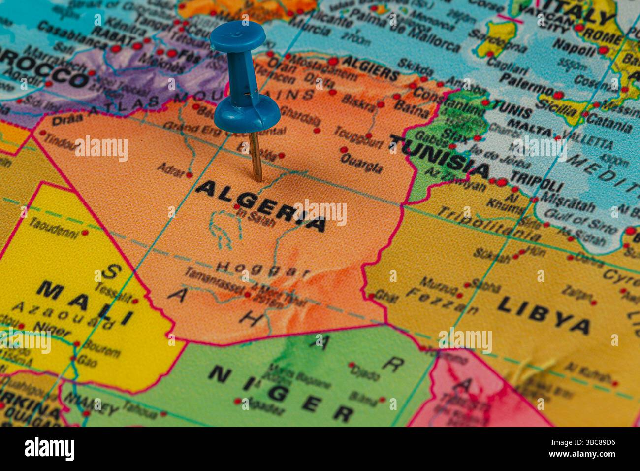 Une épingle bleue marque l'Algérie sur une carte du monde détaillée, montrant l'emplacement du pays en Afrique du Nord et mettant en évidence ses pays voisins et Banque D'Images Une épingle bleue marque l'Algérie sur une carte du monde détaillée, montrant l'emplacement du pays en Afrique du Nord et mettant en évidence ses pays voisins et Banque D'Images