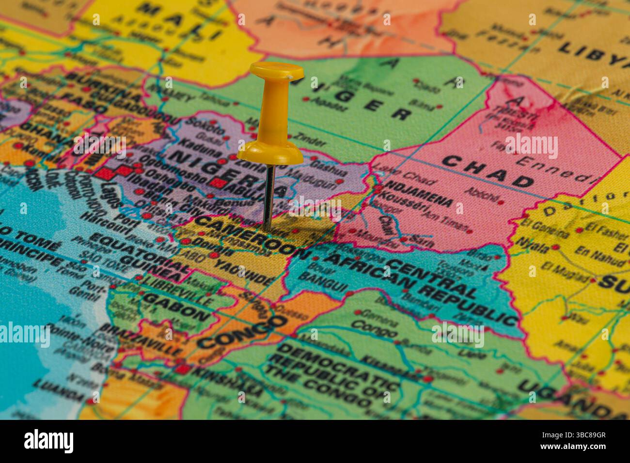 Une carte colorée détaille les pays d'Afrique, mettant en évidence le Cameroun. Banque D'Images