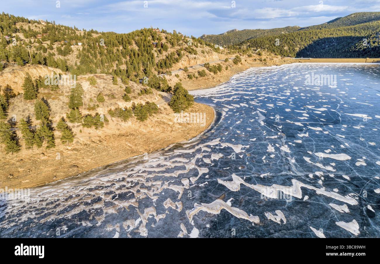 Vue aérienne d'un lac gelé peu profond et d'un barrage dans les montagnes Rocheuses - réservoir Barker près de Nederland, Colorado Banque D'Images
