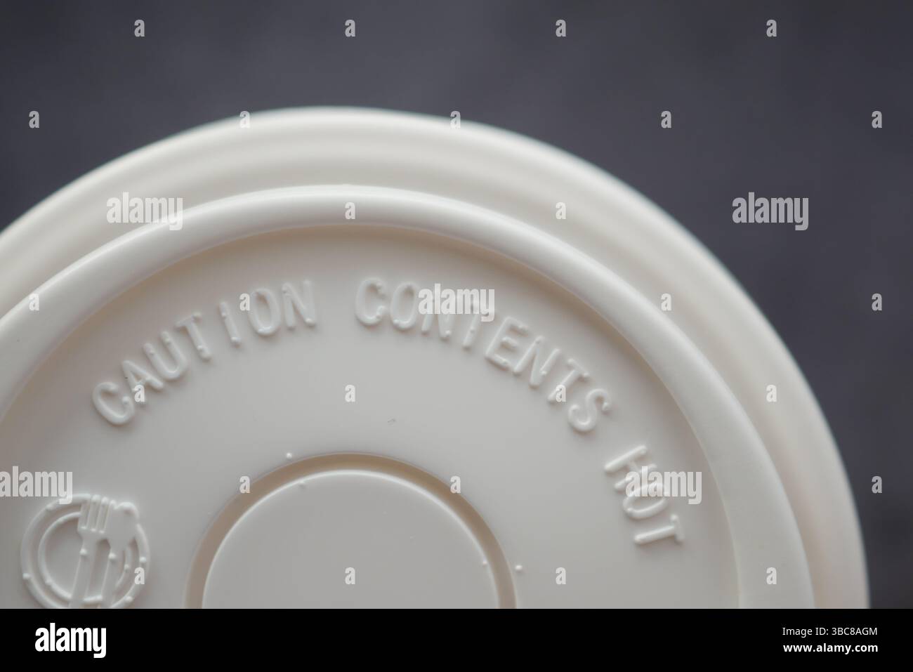 Base de tasse avec avertissement attention concernant le contenu chaud Banque D'Images