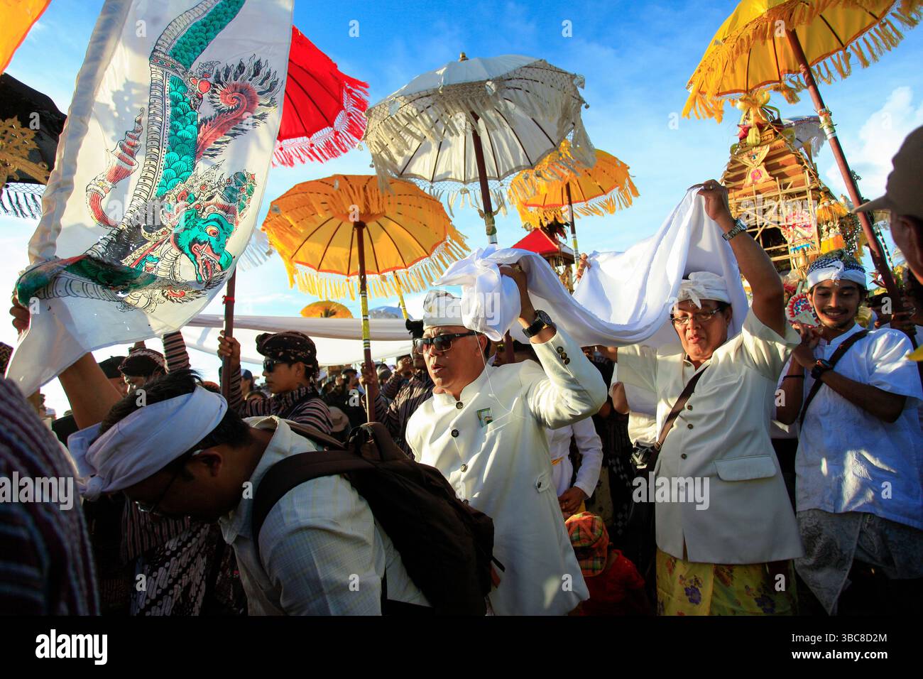 Les hindous exécutent la cérémonie Melasti comme un symbole de sanctification des cœurs avant le jour du silence. Banque D'Images