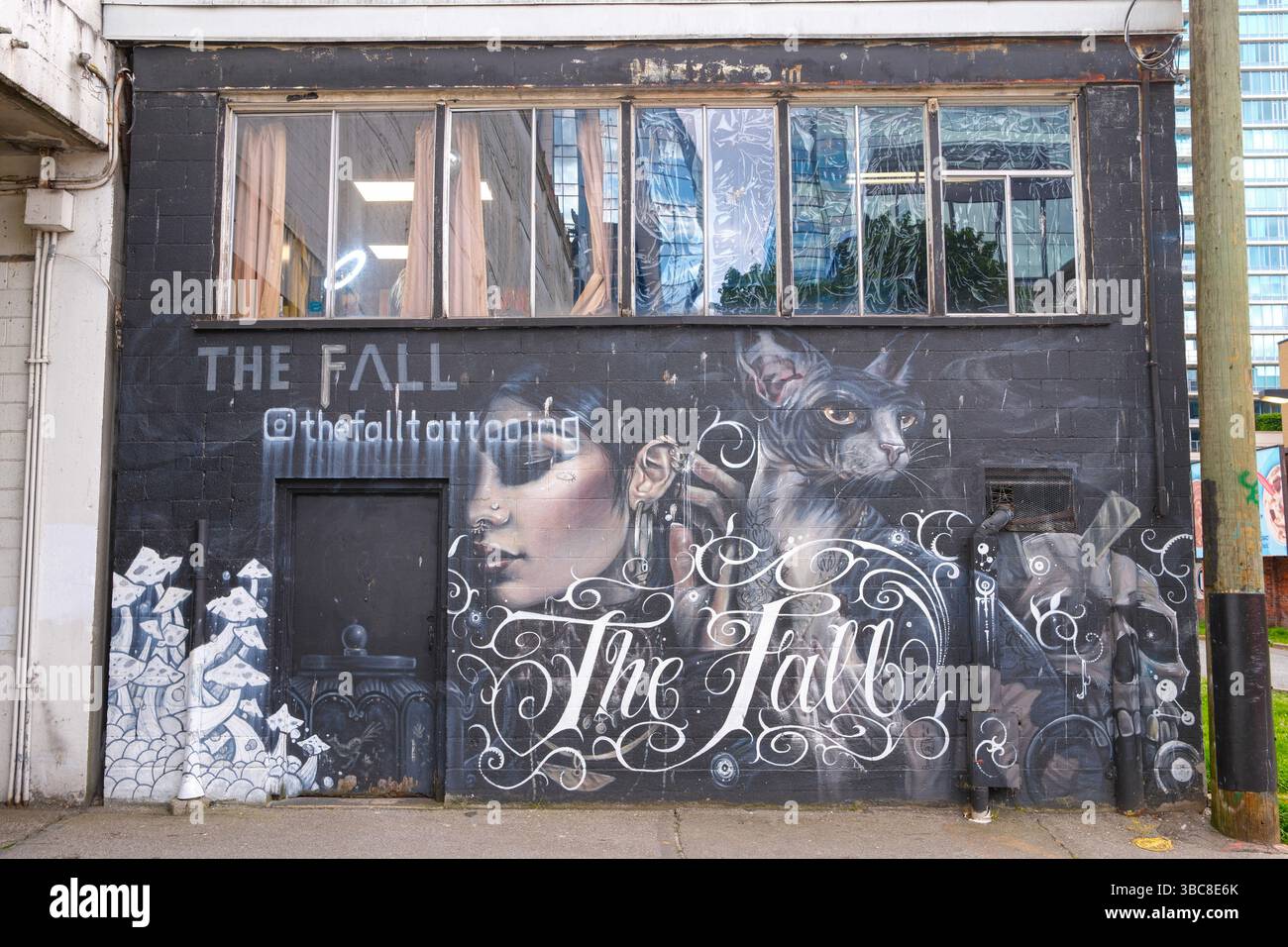 La murale sur « The Fall Tattooing & Piercing » le long de Seymour Street au centre-ville de Vancouver, en Colombie-Britannique. Banque D'Images