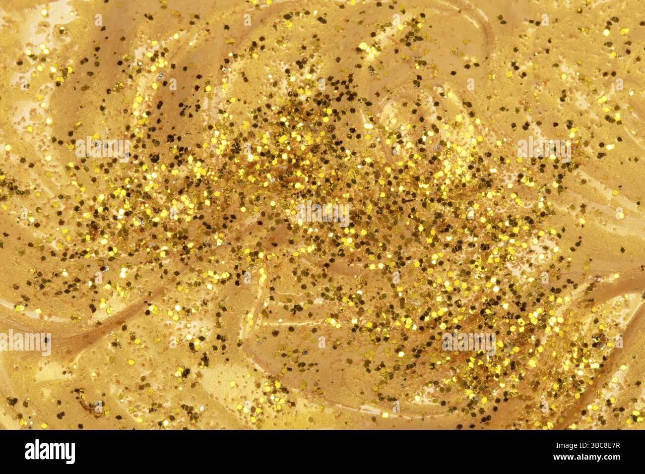 Texture d'un produit cosmétique en or fluide ou d'une peinture acrylique enduite de paillettes Banque D'Images