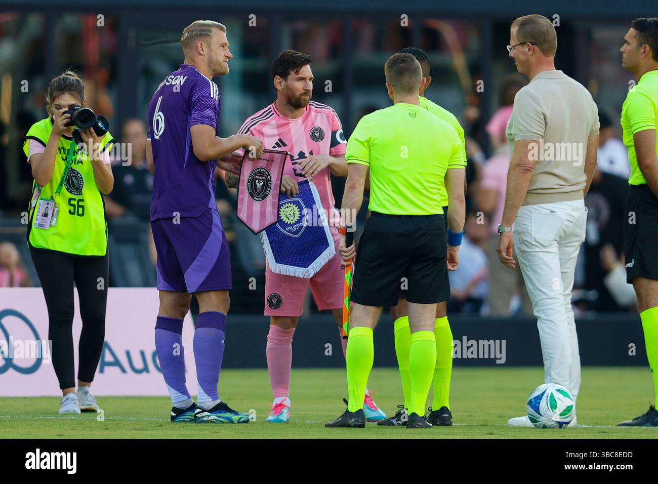 FORT LAUDERDALE, FL - MAY 18: Lionel Messi (10) of Inter Miami CF and Robin Jansson (6) of Orlando City SC talk to the officials prior to a MLS soccer match between Inter Miami CF and Orlando City SC at Chase Stadium on May 18, 2025 in Fort Lauderdale, Florida. (Photo by Chris Arjoon/Icon Sportswire) (Icon Sportswire via AP Images) Banque D'Images