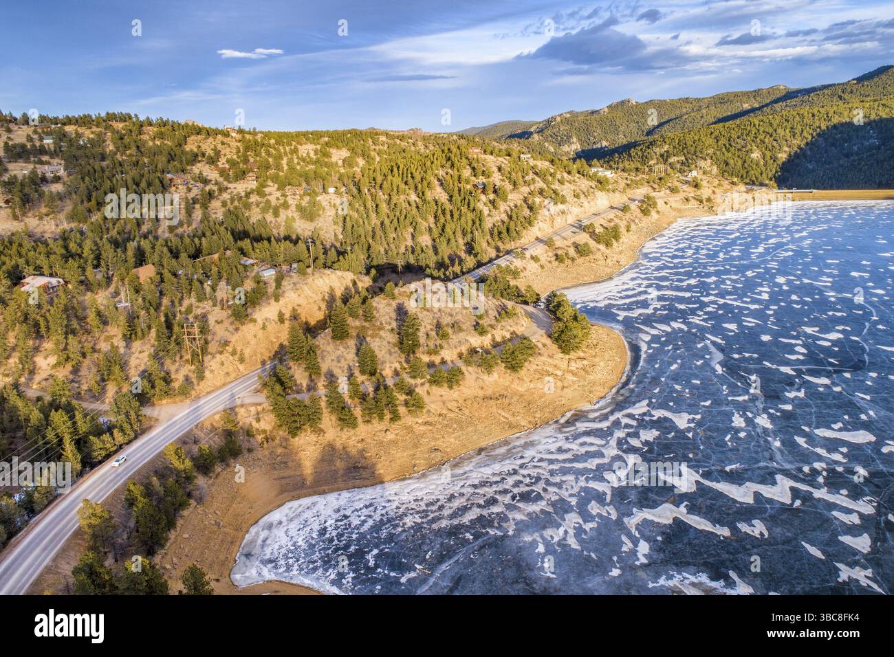 Vue aérienne d'un lac gelé peu profond et d'un barrage dans les montagnes Rocheuses - réservoir Barker près de Nederland, Colorado Banque D'Images