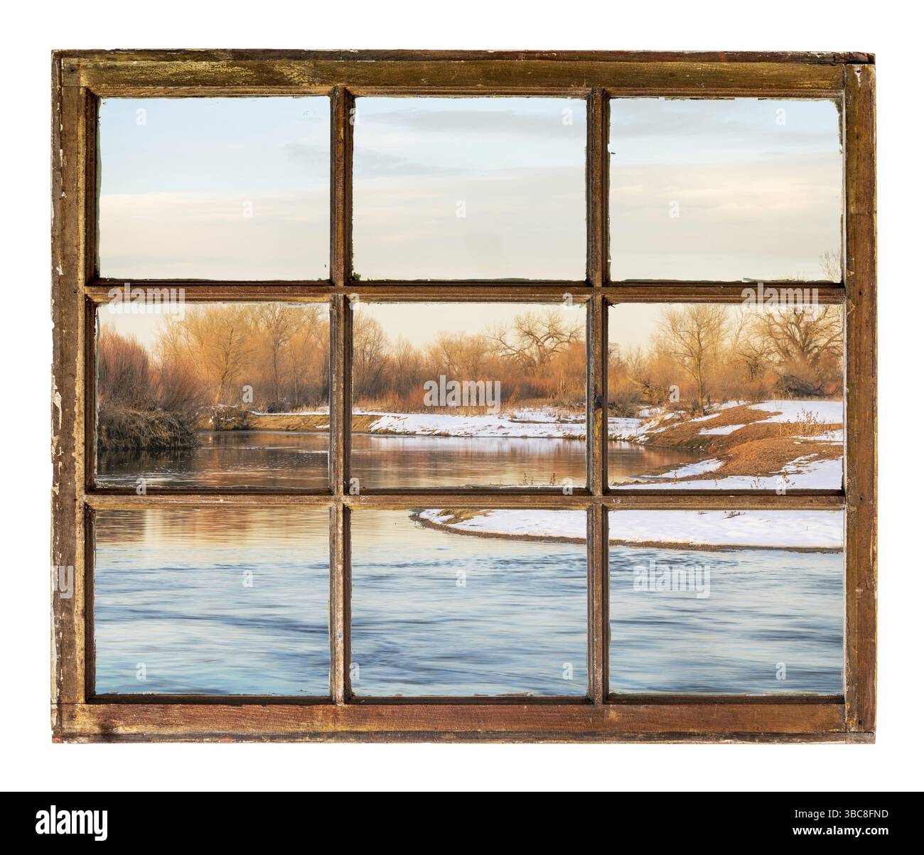 Petite rivière de prairie dans le paysage d'hiver comme vu à travers vintage, grunge, fenêtre à guillotine avec verre sale Banque D'Images