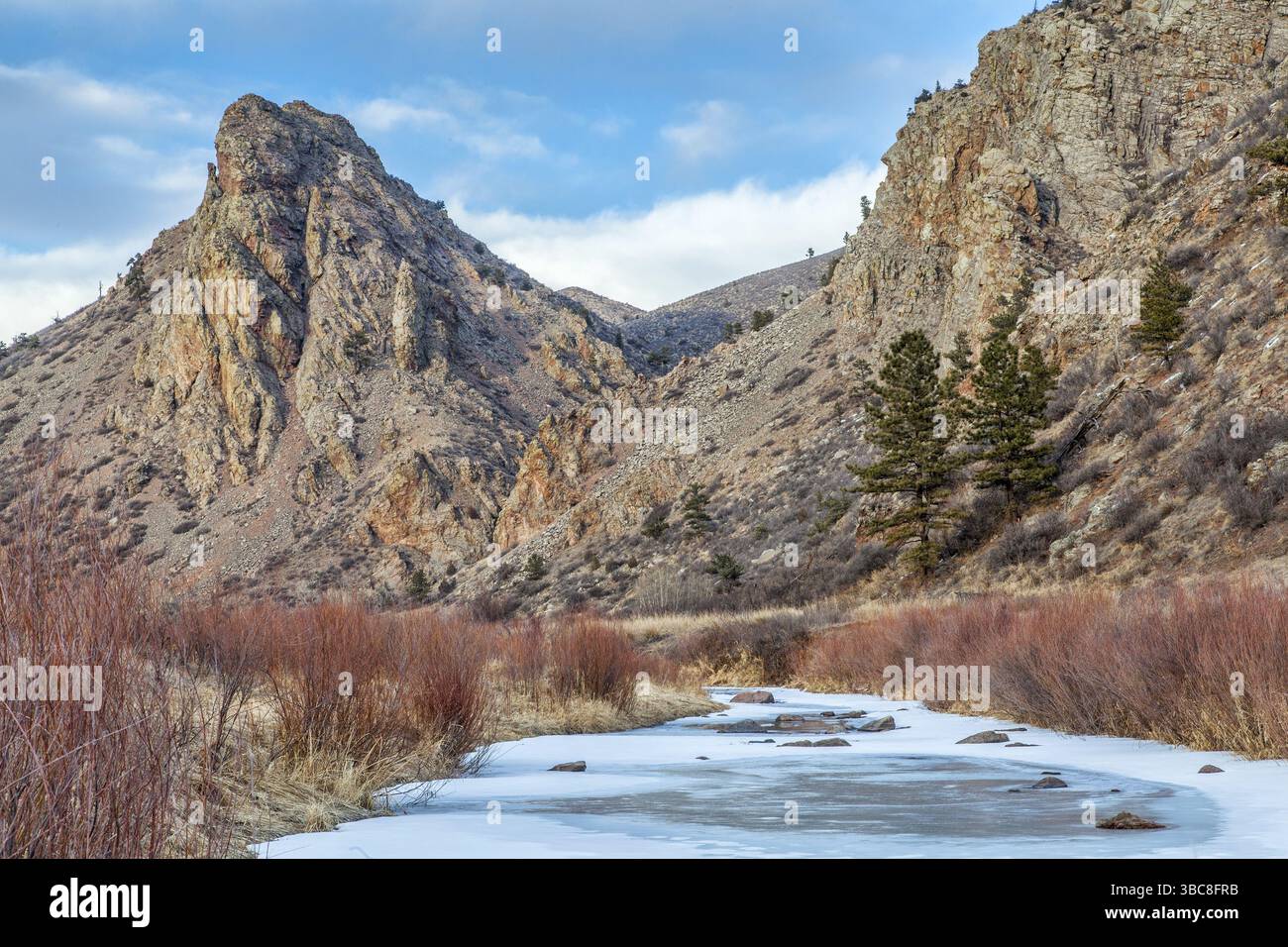 Eagle Rock nid et congelé embranchement nord de la rivière cache la poudre dans le nord du Colorado, près de Fort Collins Banque D'Images