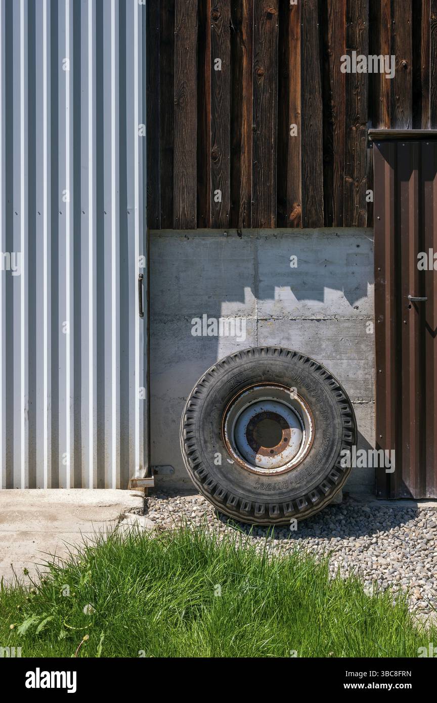 Roue de secours sur mur de hangar à bois, Allgaeu, Swabia, Bavière, Allemagne, Europe Banque D'Images