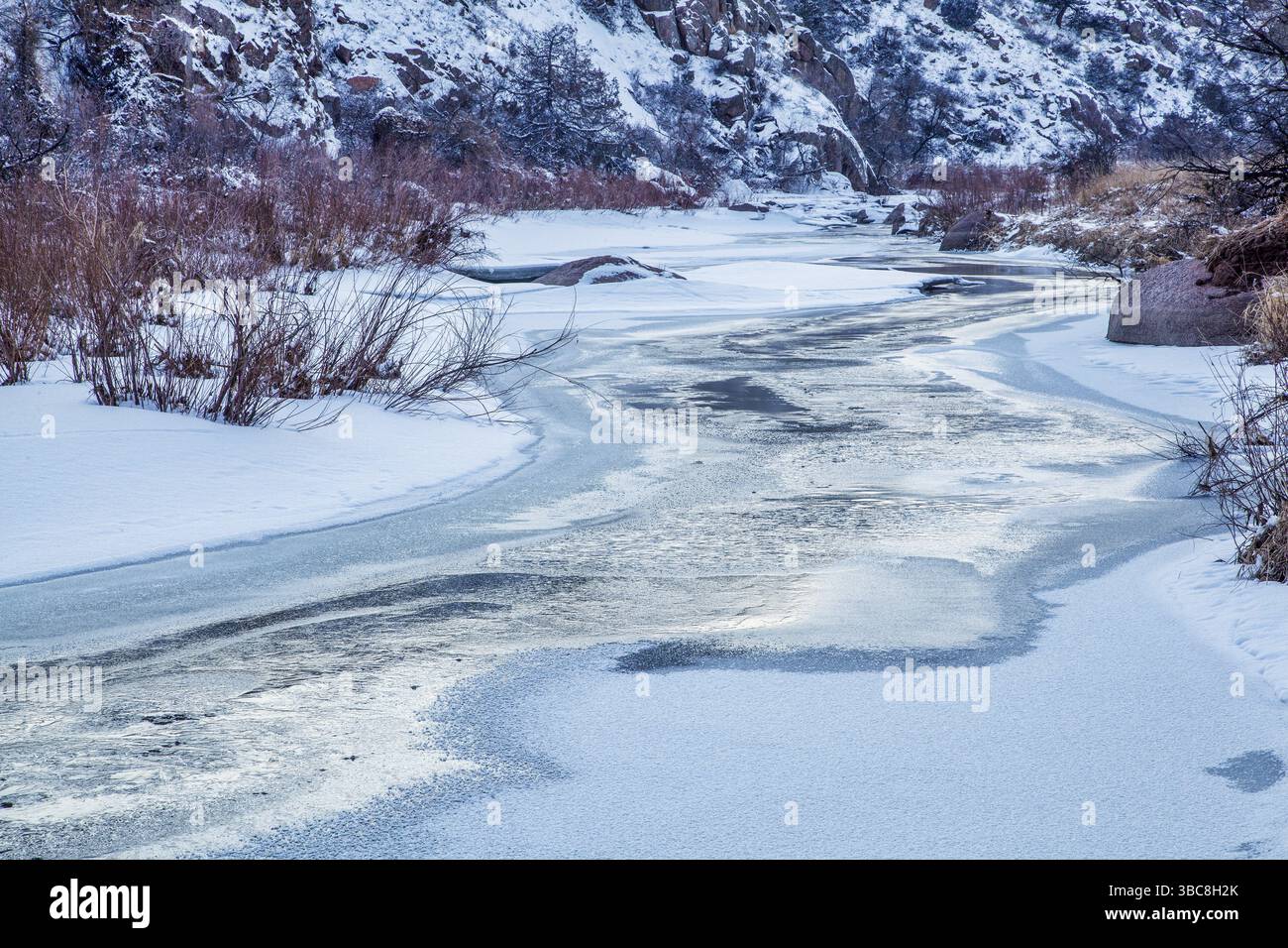Crépuscule hivernal sur la rivière cache la poudre (North Fork) à Eagle Nest Open Space dans le nord du Colorado près de Fort Collins Banque D'Images