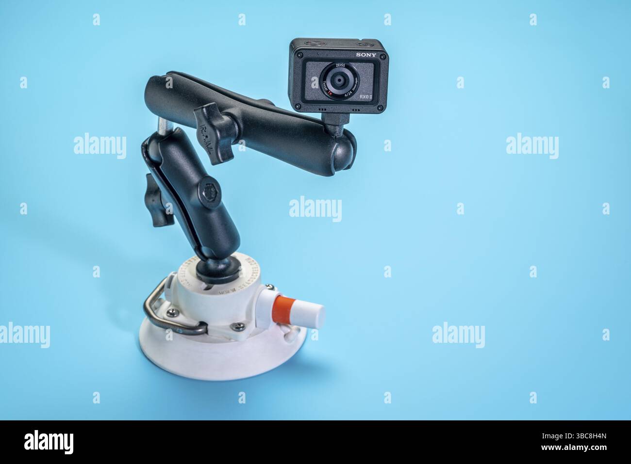 Fort Collins, CO, États-Unis - 8 décembre 2019 : Sony RX0 2 ultra-compact dans un boîtier robuste et étanche conçu pour l'action et le vlogging montré avec un Banque D'Images