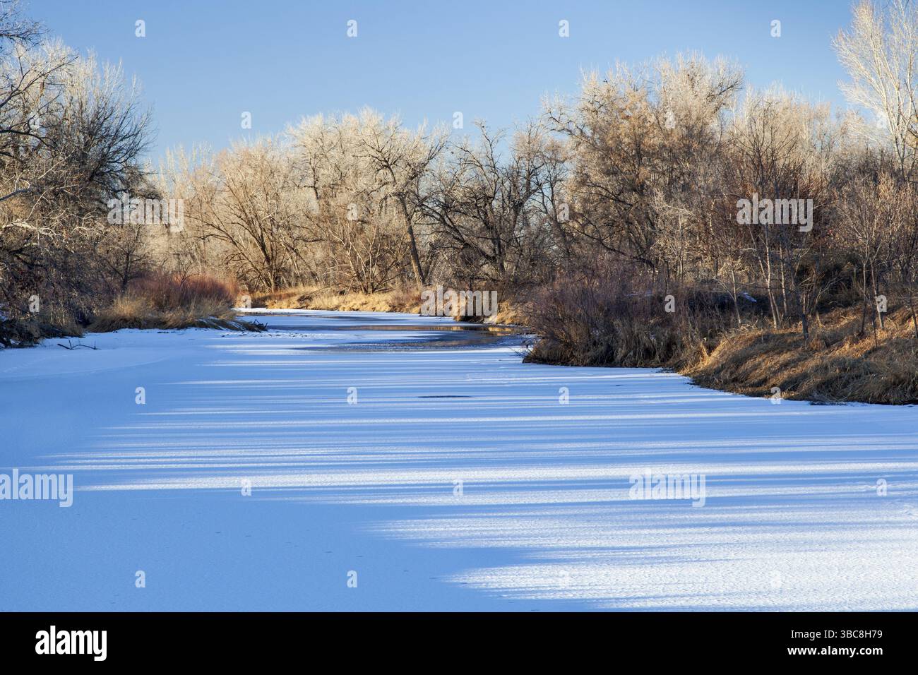 Rivière cache la poudre gelée à Fort Collins, Colorado avec des motifs d'ombre sur la glace Banque D'Images