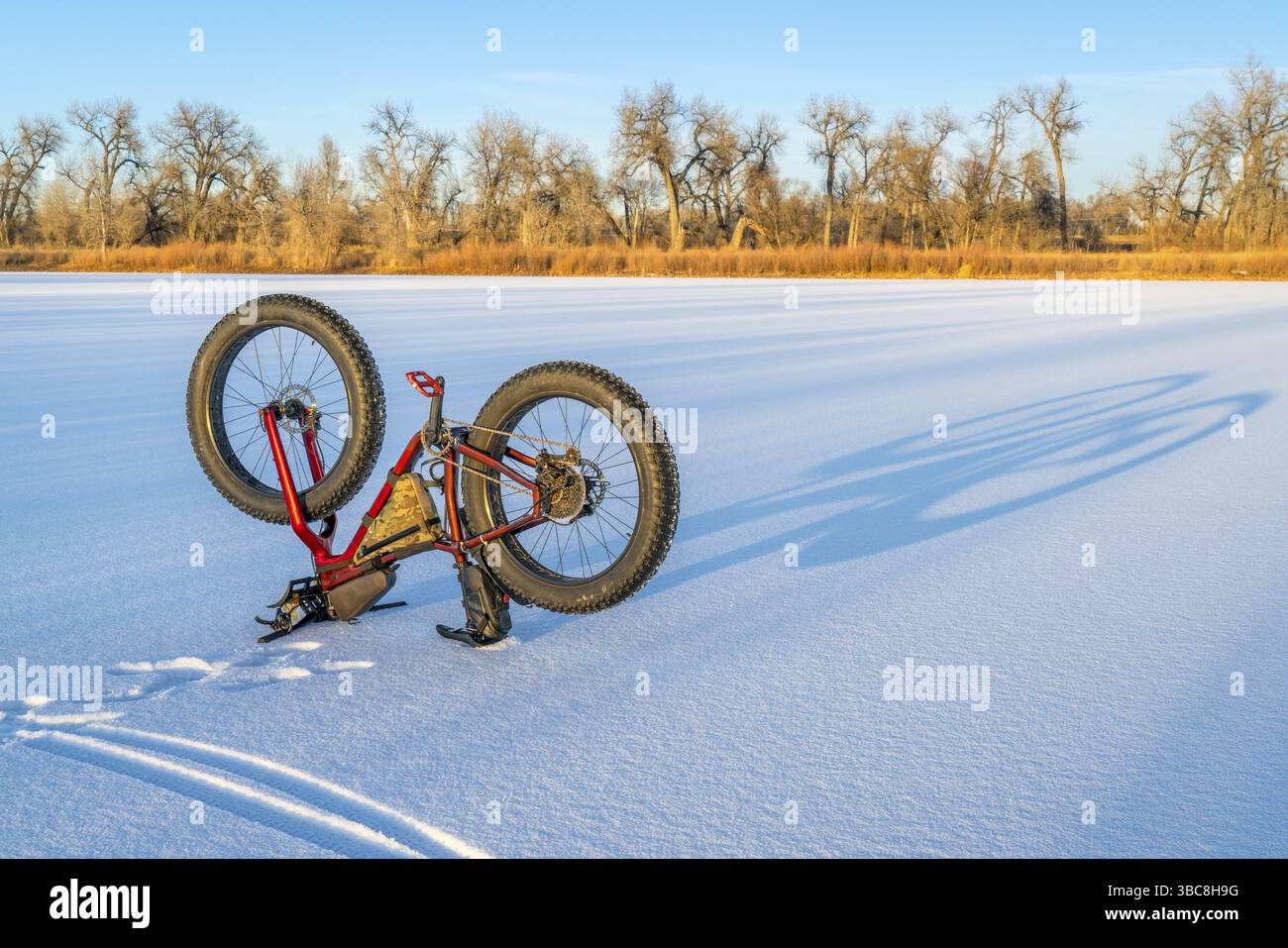 FAT bike et ombres sur un lac gelé dans le nord du Colorado Banque D'Images