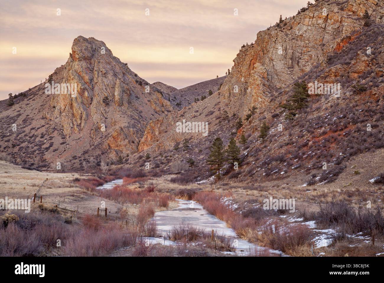 Crépuscule hivernal dans les montagnes - Eagle Nest Rock et Nord pour la rivière cache la poudre dans le nord du Colorado près de Fort Collins Banque D'Images