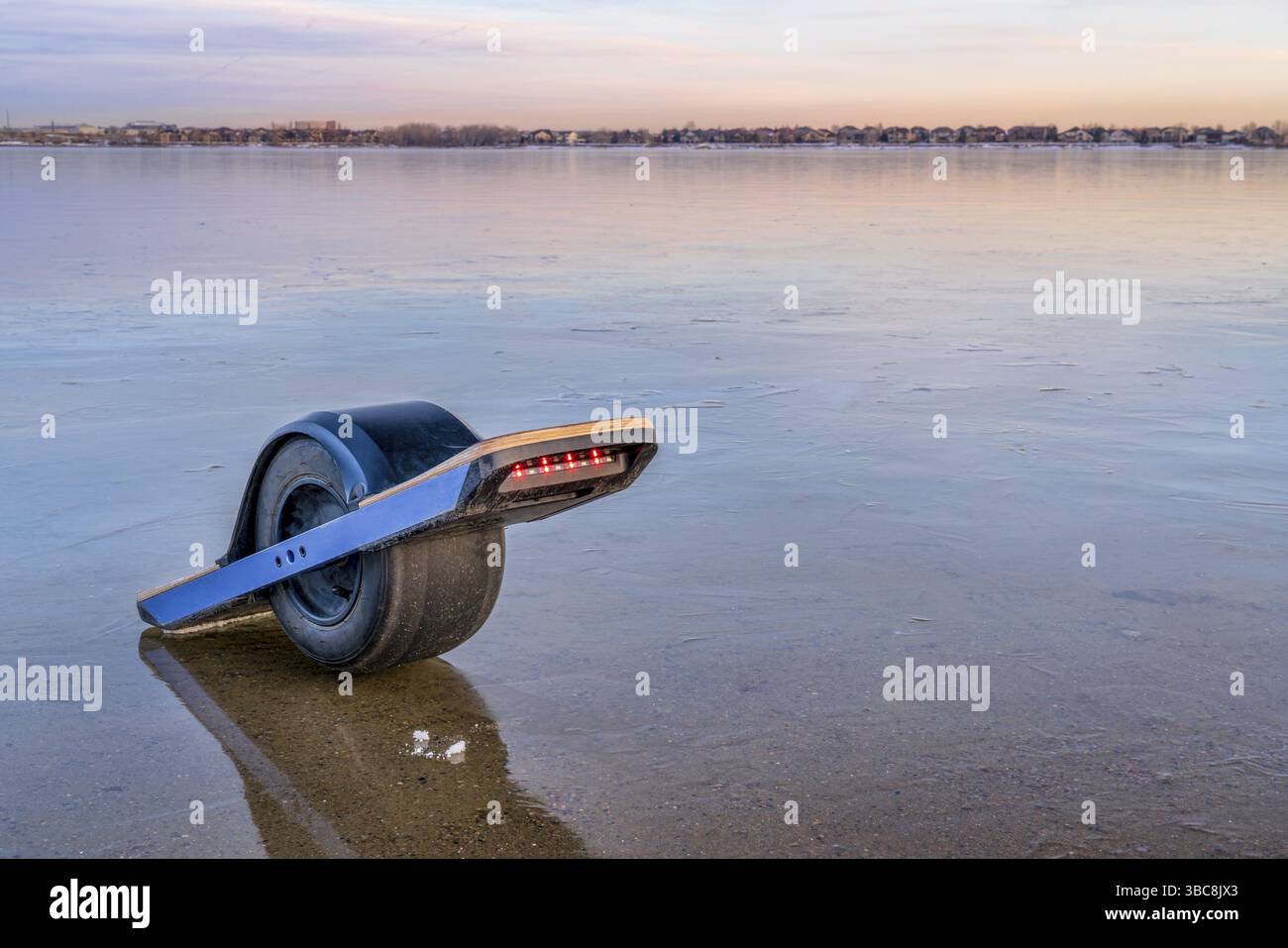 Planche à roulettes électrique auto-équilibrée à une roue sur un lac gelé dans le nord du Colorado, concept de transporteur personnel Banque D'Images