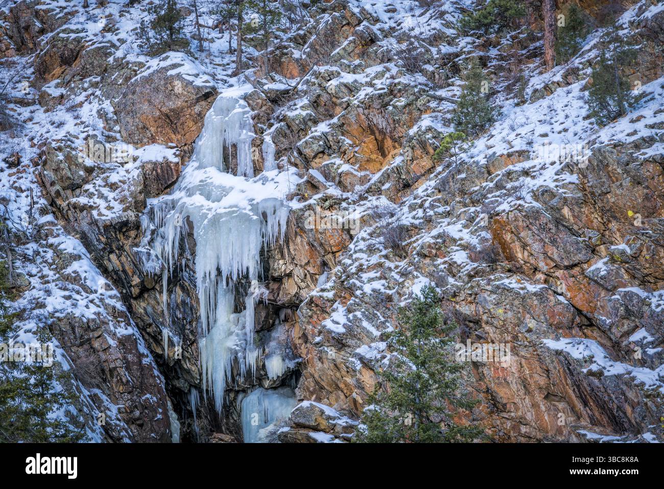 Cascade gelée dans le canyon de la rivière poudre dans le nord du Colorado Banque D'Images