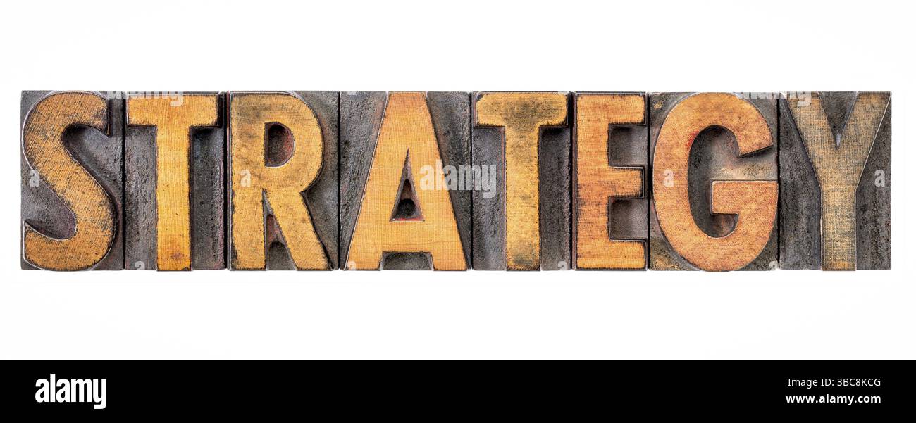 Stratégie - abstrait de mot isolé dans le type de bois typographique vintage teinté par des encres de couleur Banque D'Images