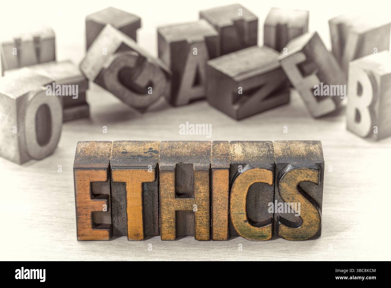 Mot éthique - texte en caractères d'imprimerie en bois contre bois grainé, couleur combinée avec l'image en noir et blanc Banque D'Images
