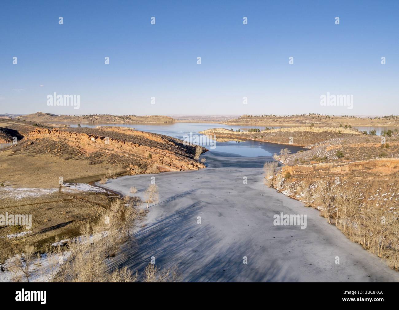 Vue aérienne du lac de montagne partiellement gelé avec falaise de grès au coucher du soleil, réservoir Horsetooth, Fort Collins, Colorado Banque D'Images
