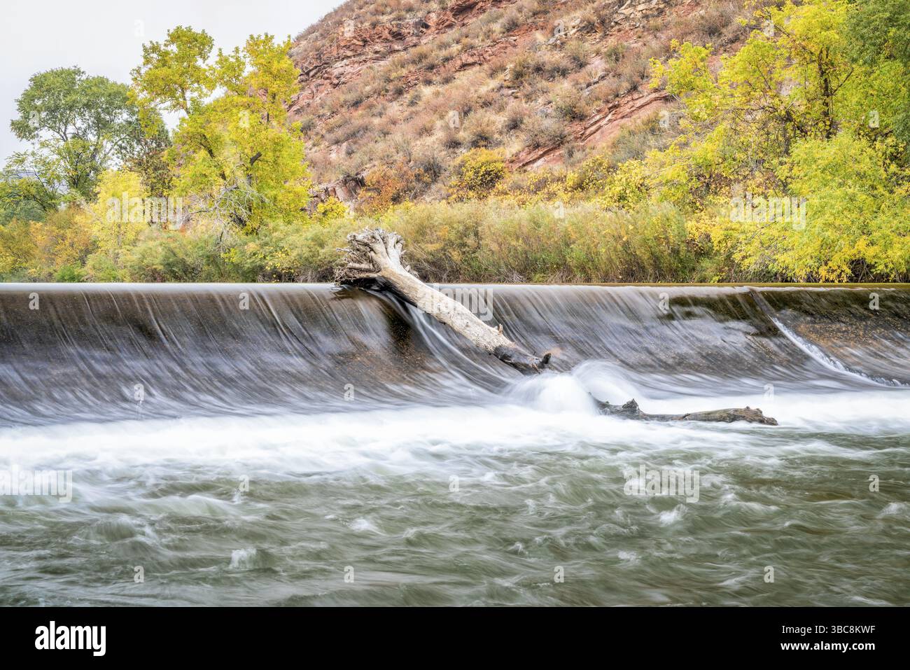 Barrage de dérivation de l'eau sur la rivière poudre près de Fort Collins dans le nord du Colorado - paysage de couleurs d'automne Banque D'Images