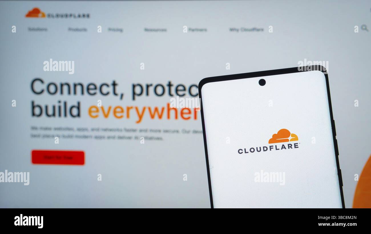 Dhaka, Bangladesh 16 mai 2025 : smartphone avec la page Web de la société américaine de TIC Cloudflare Inc sur l'écran devant le logo de l'entreprise Banque D'Images