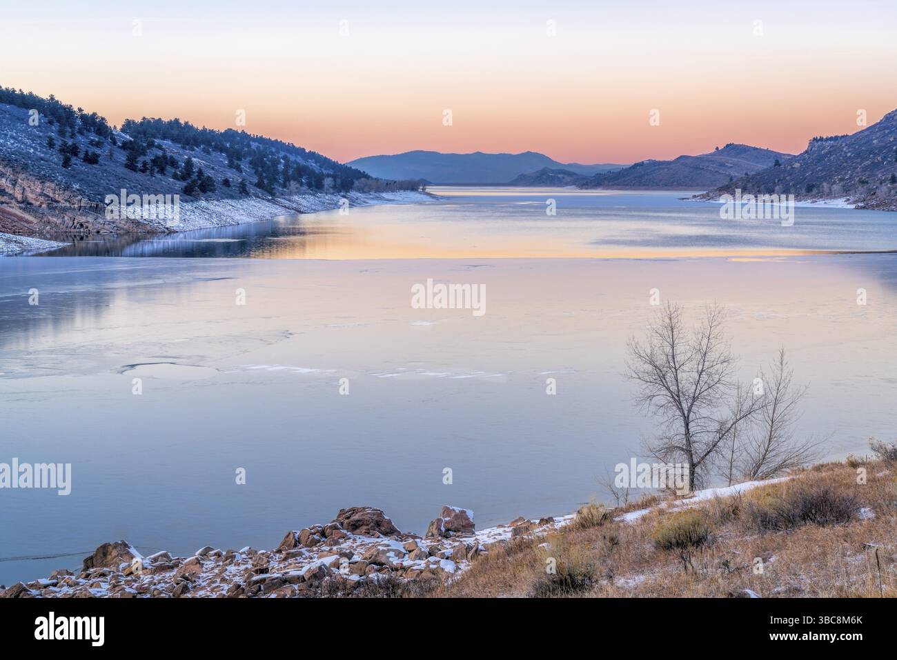 Crépuscule hivernal calme sur le réservoir Horsetooth partiellement gelé près de Fort Collins dans le nord du Colorado Banque D'Images