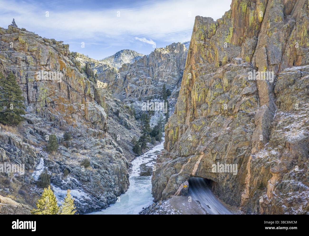 Canyon dans les Montagnes Rocheuses du Colorado - Powder River à Little Narrows en hiver paysage, perspective aérienne Banque D'Images