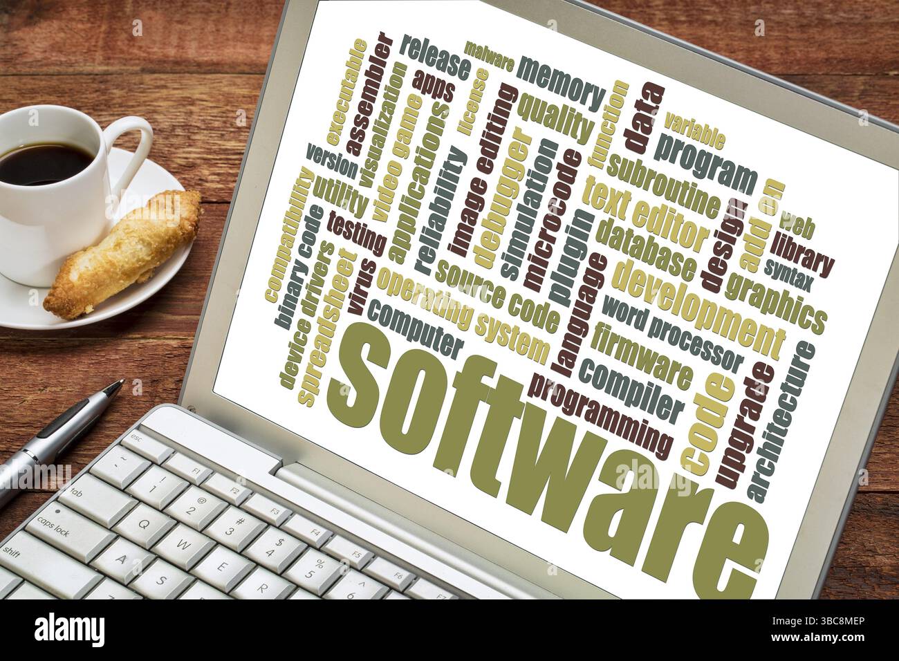 Logiciel nuage de mots sur un ordinateur portable avec une tasse de café Banque D'Images