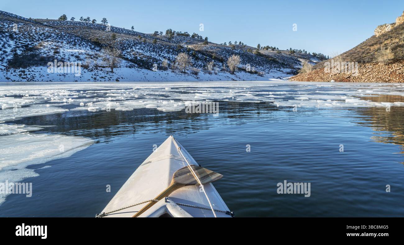 Canoë-kayak d'hiver - proue de bateau et lac partiellement gelé - réservoir Horsetooth près de Fort Collins dans le Colorado Banque D'Images