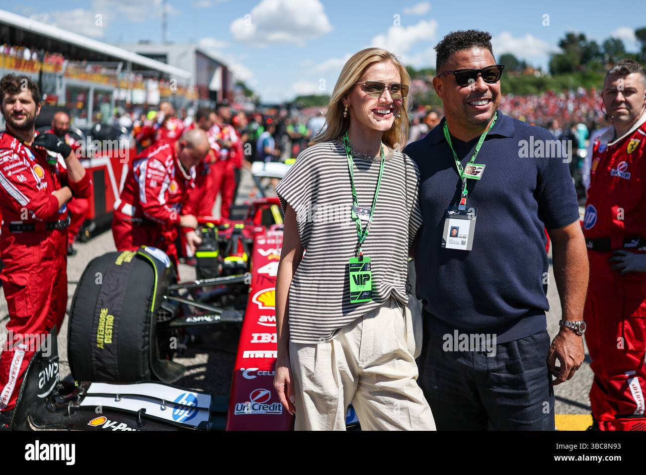 Imola, Italie. 18 mai 2025. Ronaldo, ancien footballeur brésilien, pose avec sa femme avant le Grand Prix de formule 1 d'Émilie-Romagne à l'Autodromo Internazionale Enzo e Dino Ferrari à Imola, en Italie, le 18 mai 2025. Crédit : Qian Jun/Xinhua/Alamy Live News Banque D'Images