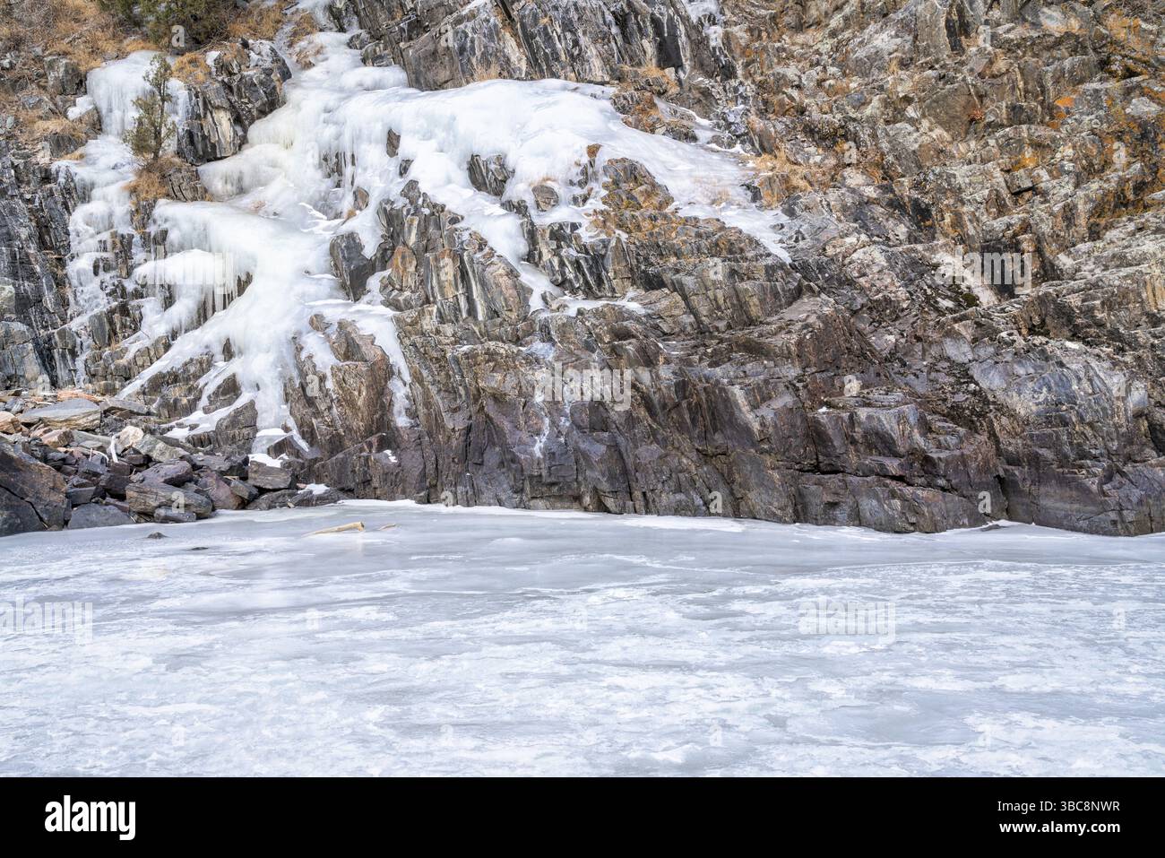 Falaise glacée au-dessus de la rivière - rivière cache la poudre dans un paysage hivernal Banque D'Images