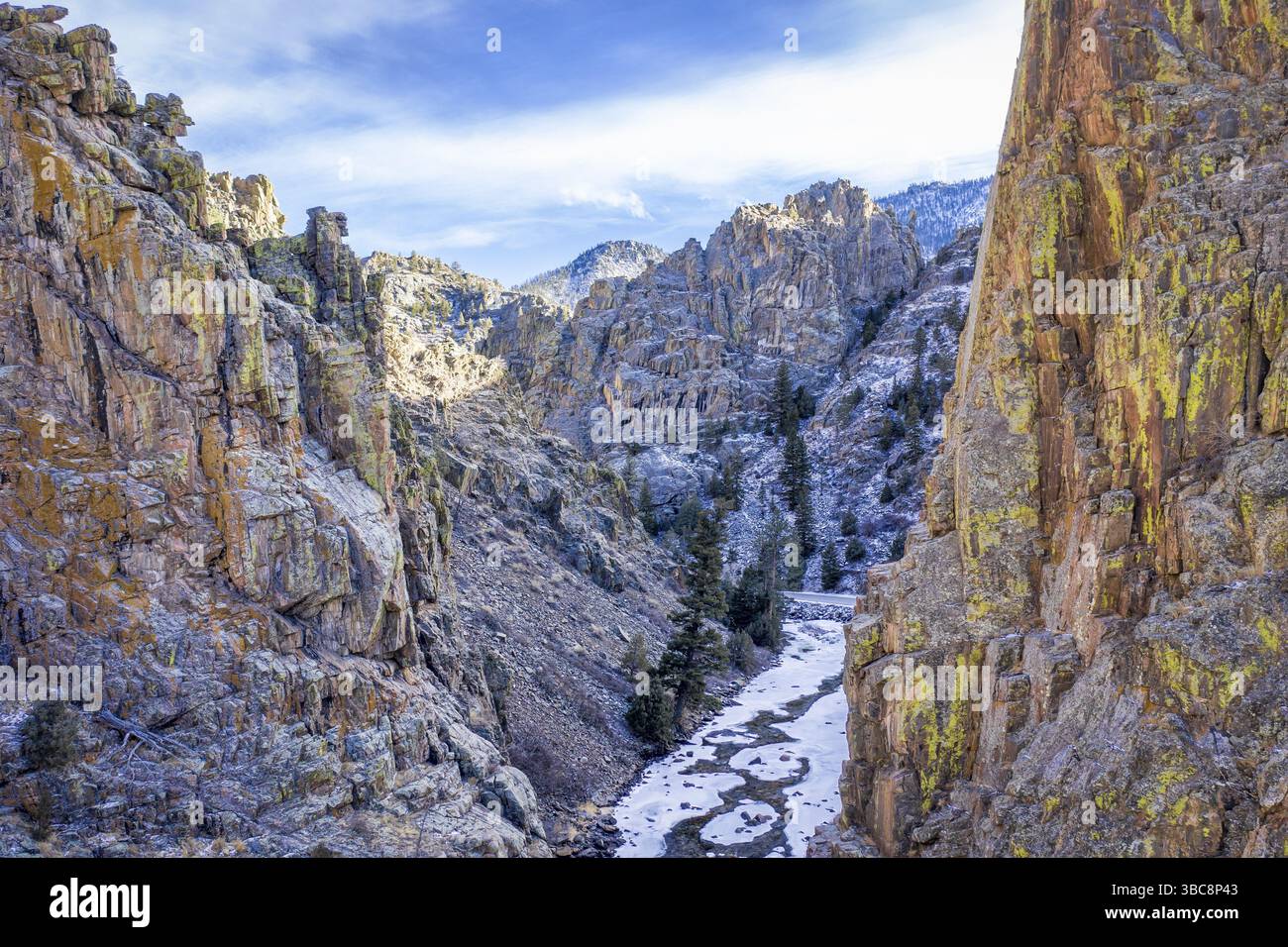 Canyon dans les Montagnes Rocheuses du Colorado - Powder River à Little Narrows en hiver paysage, perspective aérienne Banque D'Images