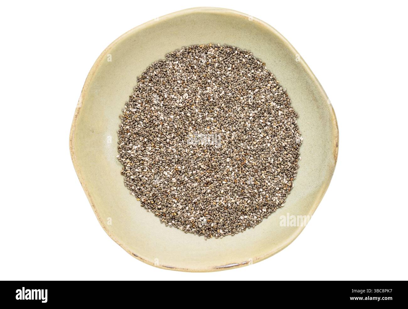 Graines de chia (Salvia hispanica) dans un bol en céramique isolé sur blanc, vue de dessus Banque D'Images