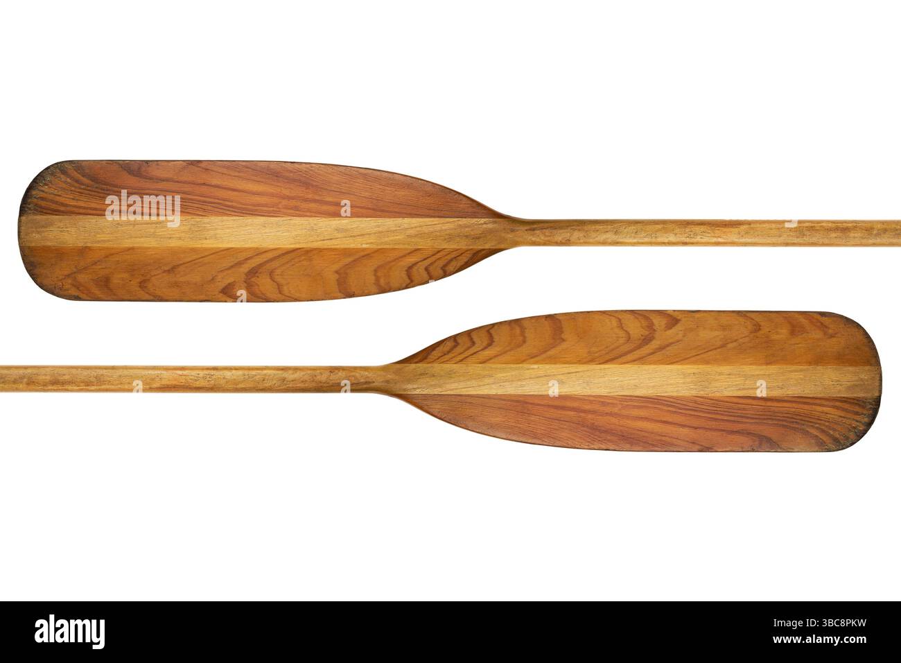 Canoë paddle abstrait - deux lames de vieilles pagaies en bois isolées sur blanc Banque D'Images