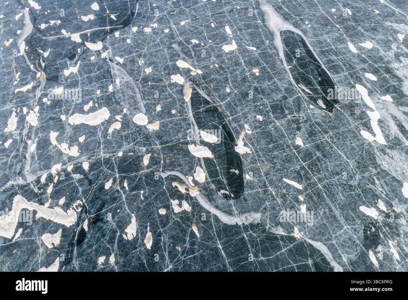 Vue aérienne d'un lac gelé peu profond - réservoir Barker près de Nederland, Colorado Banque D'Images