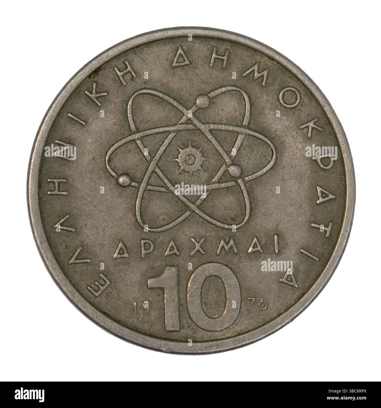 Modèle scientifique ou symbole d'atome représenté schématiquement sur une vieille pièce grecque de 10 drachmes circulée de 1976, isolée sur blanc avec un chemin de détourage Banque D'Images