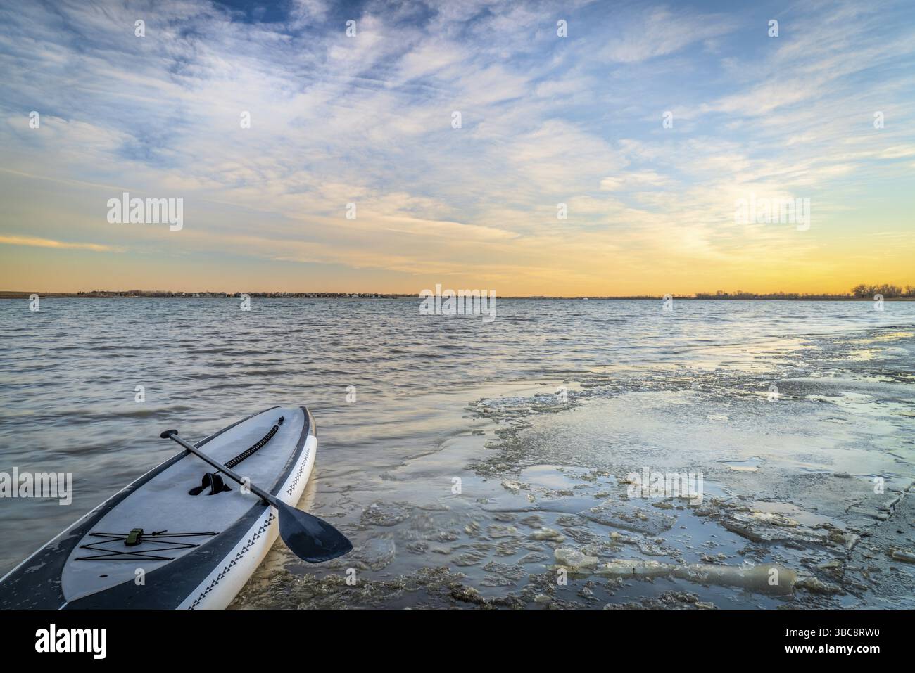 Pagayage hivernal - Stand Up paddleboard sur une rive glacée du lac Boyd dans le nord de Coplorado Banque D'Images