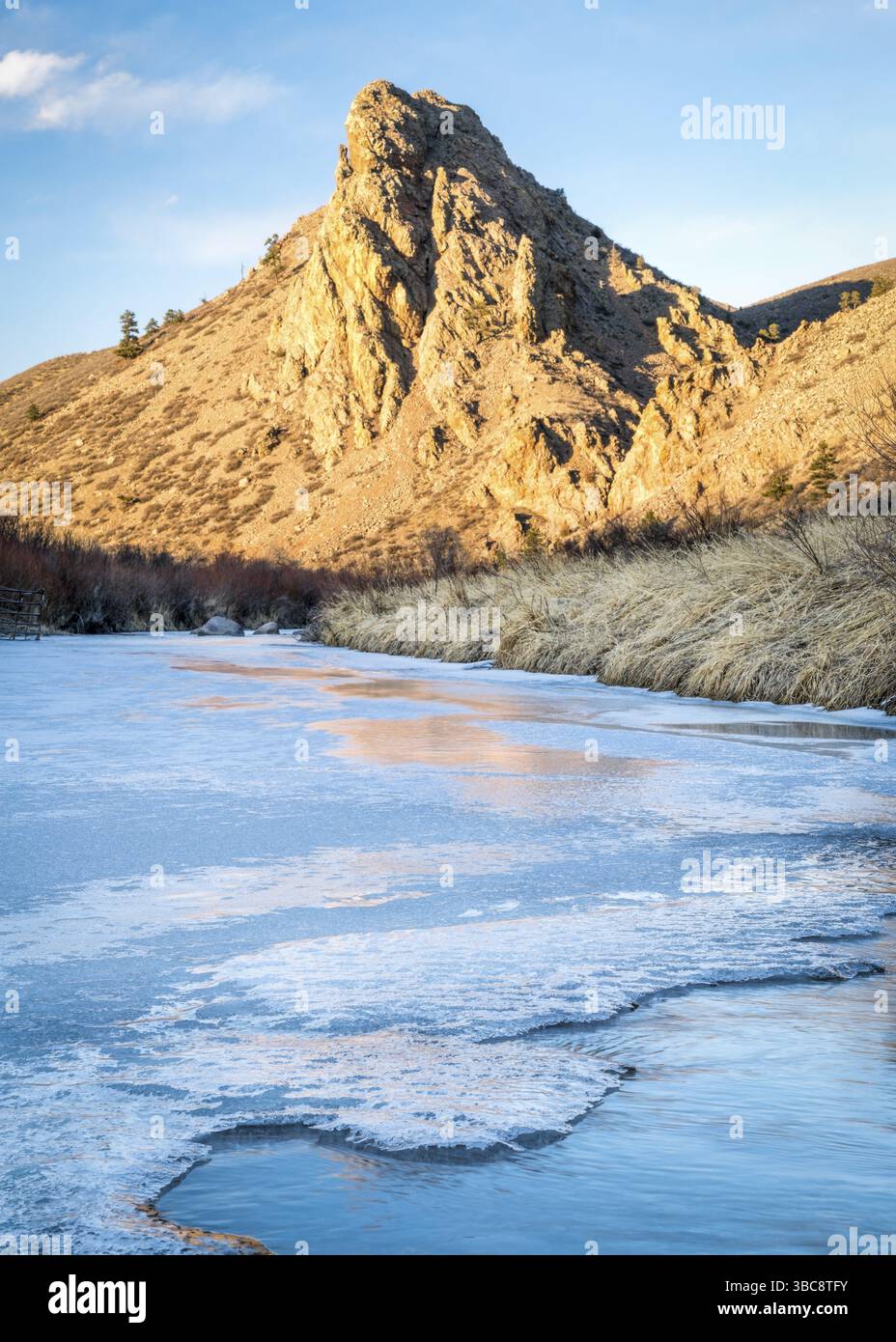 Eagle Rock nid et partiellement congelée embranchement nord de la rivière cache la poudre dans le nord du Colorado à Livermore, près de Fort Collins, paysage d'hiver Banque D'Images