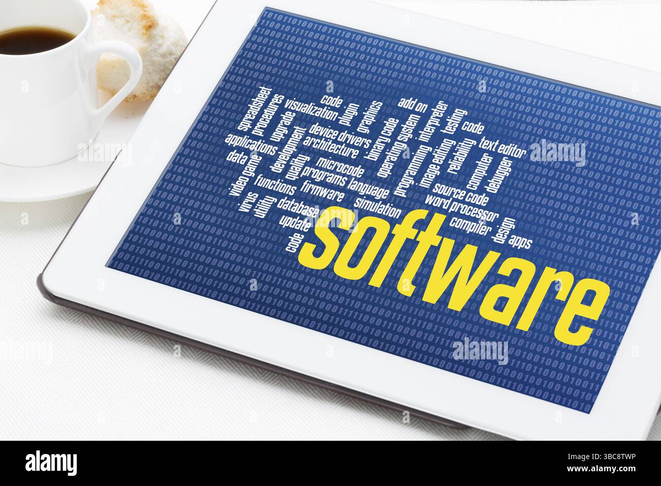 Logiciel informatique nuage de mots sur zéro un fond binaire - tablette numérique avec une tasse de café Banque D'Images
