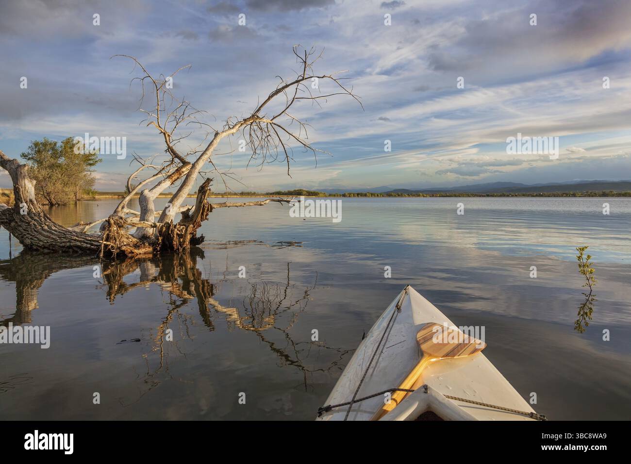 Vue grand angle depuis un canot sur un lac calme - Lonetree Reservoir près de Loveland, Colorado Banque D'Images