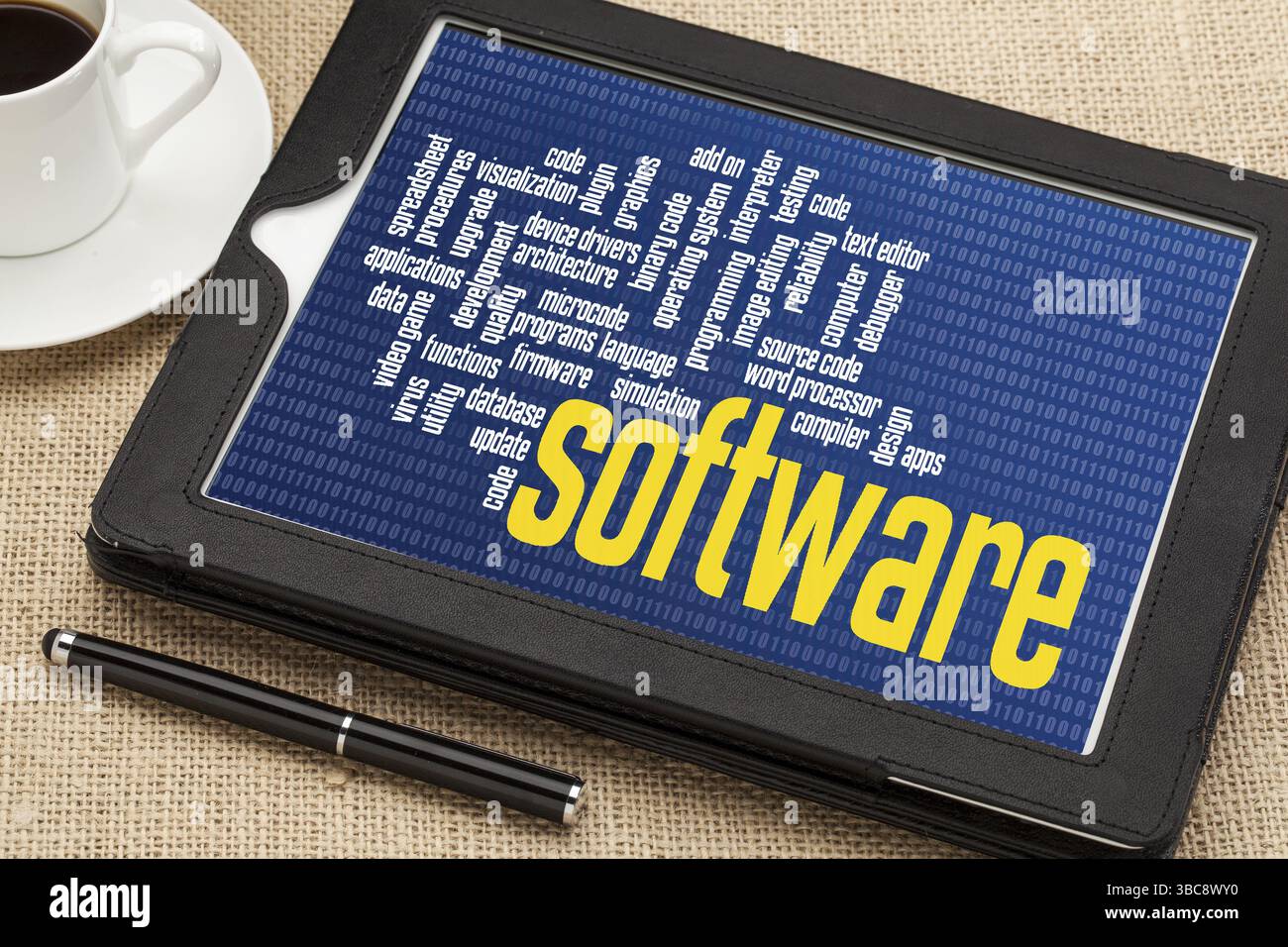 Logiciel informatique nuage de mots sur zéro un fond binaire - tablette numérique avec une tasse de café Banque D'Images