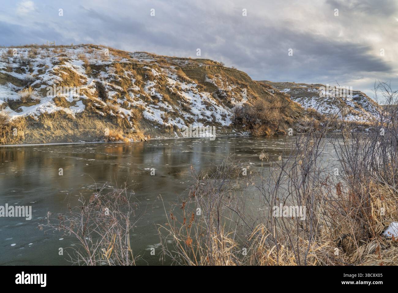 Lower poudre River entre Windor et Greeley dans le nord du Colorado, paysage hivernal avec neige et glace Banque D'Images